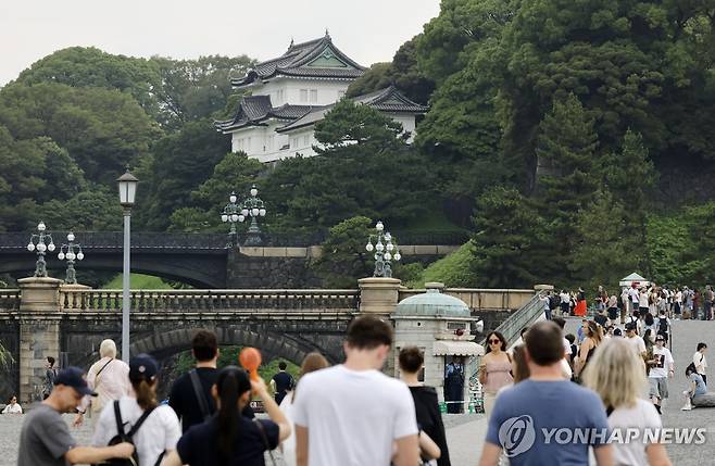 일본 황궁(皇居·고쿄)과 관광객 [교도=연합뉴스 자료사진. 재판매 및 DB 금지]