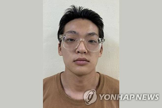 '송파 장모살인·아내납치' 피의자 신상정보 공개…26세 김성우 (서울=연합뉴스) 지난 11일 서울 송파구에서 발생한 장모 살인 및 아내 납치사건 피의자 김성우(26)의 신상정보가 19일 공개됐다. 서울경찰청은 이날 오후 신상정보공개심의위원회를 열고 존속살해·특수감금 등 혐의로 구속된 김성우의 이름, 나이, 얼굴 사진(머그샷)을 공개했다. 2026.10.19 [서울경찰청 홈페이지 캡처. 재판매 및 DB 금지] photo@yna.co.kr