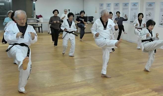 신천지 인천교회 실버태권도팀 어르신들이 정기 수련에서 발차기 동작을 연습하고 있다. <인천 신천지 인천교회 제공>