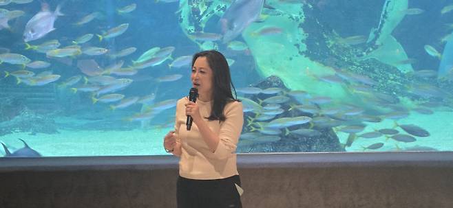 오진화 문화관광홍보기획 노바랩 대표가 100인의 싱글청년들에게 환영 인사를 전하고 있다.  사진=한성일 기자