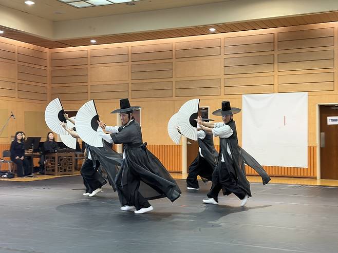 20일 한국소리문화의전당 모악당 4층 연습실에서 진행된 전북도립국악원 무용단 정기공연 ‘무용담’ 언론시연회 모습. /사진=박은 기자