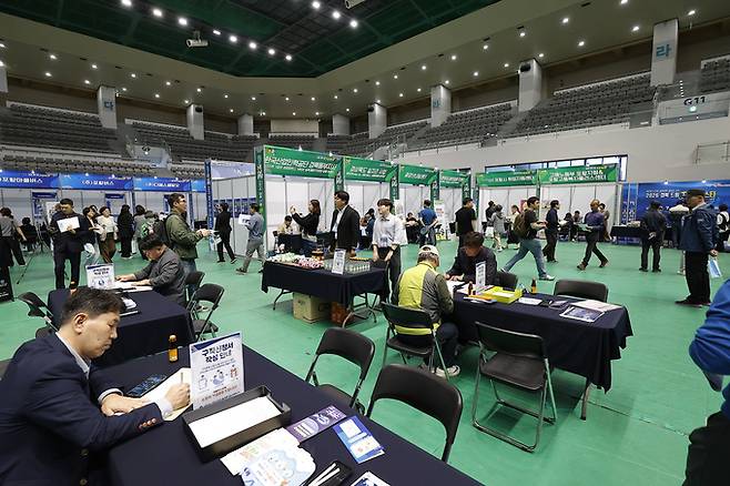 ▲ '2026 경북 드림 JOB 페스타 in 포항'에 참가한 시민들이 활발하게 구직활동을 하고있다, 경북경총