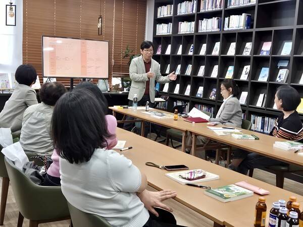 "내 삶을 행복하게 만드는 기록"이란 제목으로 강연하는 황교진 디멘시아뉴스 편집주간 / 디멘시아뉴스