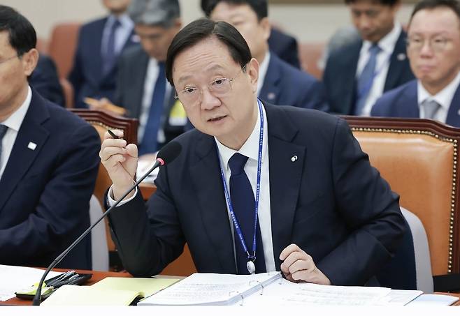 이찬진 금융감독원장이 국회 정무위원회 국정감사에서 의원 질의에 답변하고 있다. 이 원장은 SK하이닉스의 미국 자회사 솔리다임의 나스닥 상장과 관련해 국내 중복상장 규제 적용 여부를 검토하고 있다고 밝혔다. /연합뉴스