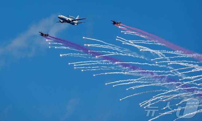 공군 조기경보통제기(피스아이)와 F-16 전투기가 기동하는 모습.  2026.5.28 ⓒ 뉴스1 사진공동취재단