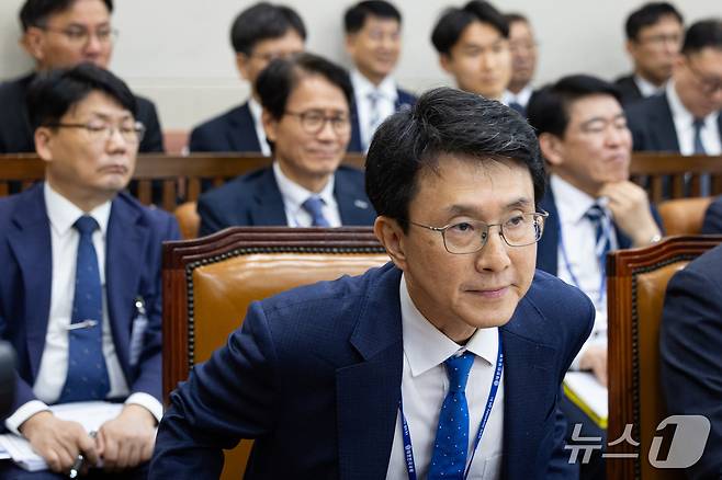 박종원 한미전략투자공사 사장이 20일 서울 여의도 국회에서 열린 재정경제기획위원회의 한국수출입은행 등에 대한 국정감사에 출석해 업무보고를 마친 후 자리에 앉고 있다. 2026.10.20 ⓒ 뉴스1 유승관 기자