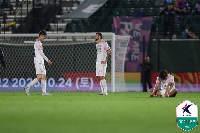 절망하는 파주 선수들. 제공 | 한국프로축구연맹