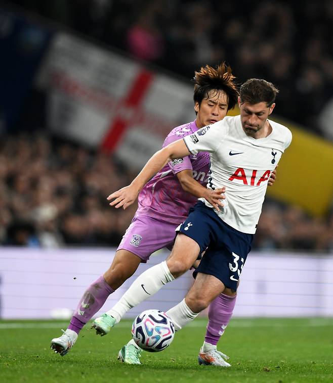 epa13316120 Tottenham Hotspur's Ben Davies (R) and Coventry City's Tatsuhiro Sakamoto in action during the English Premier League match Tottenham Hotspur against Coventry City, in London, Britain, 19 October 2026.  EPA/DANIEL HAMBURY EDITORIAL USE ONLY. No use with unauthorized audio, video, data, fixture lists, club/league logos, 'live' services or NFTs. Online in-match use limited to 120 images, no video emulation. No use in betting, games or single club/league/player publications.

<저작권자(c) 연합뉴스, 무단 전재-재배포, AI 학습 및 활용 금지>