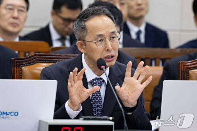 황기연 한국수출입은행장이 20일 서울 여의도 국회에서 열린 재정경제기획위원회의 한국수출입은행 등에 대한 국정감사에 출석해 의원 질의에 답하고 있다. (사진=뉴스1)