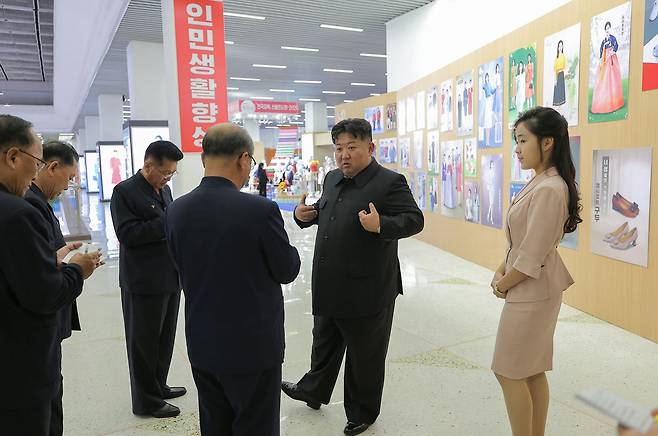 북한 노동당 기관지 노동신문은 20일 1면에서 지난 19일 김 총비서가 '새 제품 개발과 질 제고 열풍'을 주제로 열린 '전국피복, 신발전시회-2026'에 참석했다고 보도했다. 이날 공개된 사진에 따르면 김 총비서의 딸 주애와 부인 리설주도 현장에 동행했다.  /뉴스1