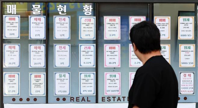 서울 동대문구의 한 부동산중개업소에 아파트 매매와 전세 등 매물 안내문이 붙어있다. 2026.10.15 ⓒ 뉴스1