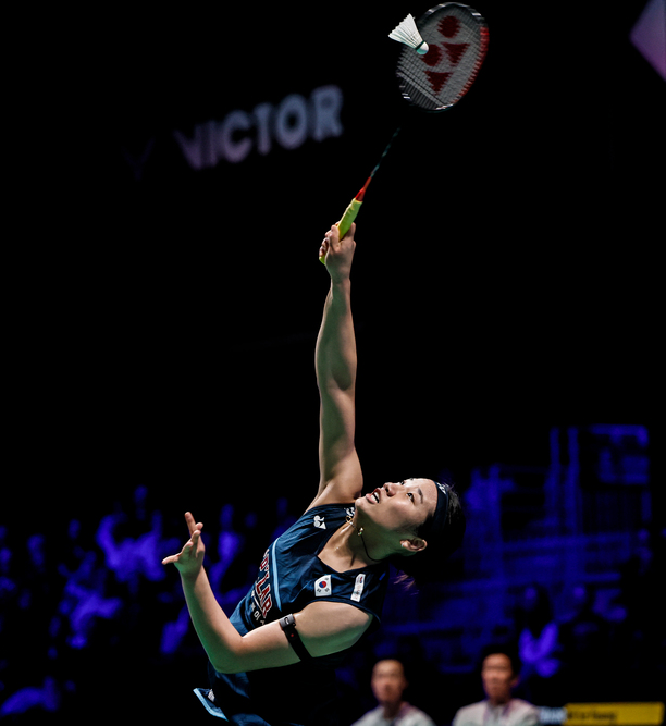 안세영이 18일(현지 시간) 덴마크 오덴세에서 열린 세계배드민턴연맹(BWF) 월드투어 덴마크오픈(슈퍼 750) 여자 단식 결승에서 일본의 야마구치 아카네에게 공격을 시도하고 있다. 이날 2-1(21-23, 21-14, 21-18)로 역전 우승한 안세영은 여자 단식 국제대회 최다 우승 신기록(47승)을 썼다. badmintonphoto