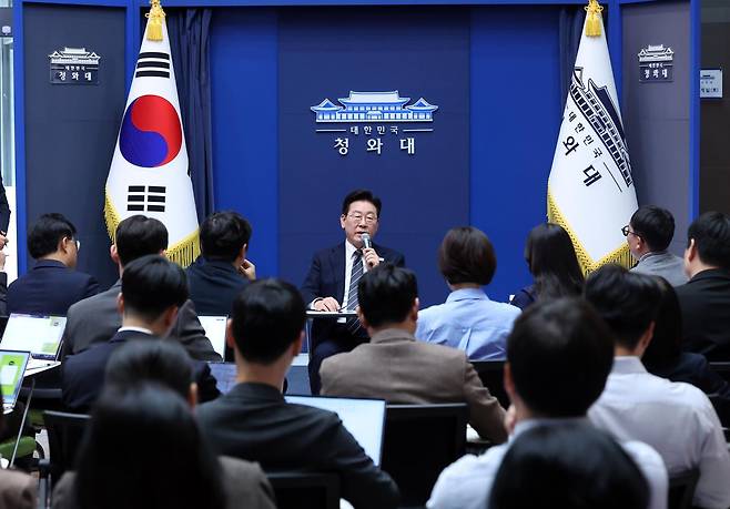 이재명 대통령이 19일 청와대 춘추관에서 기자들과 간담회를 하고 있다. 2026.10.19 청와대사진기자단