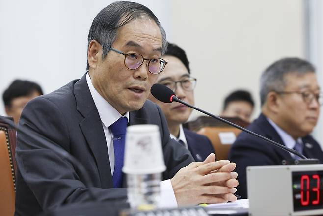 이용철 방위사업청장이 13일 오전 서울 여의도 국회에서 열린 국방위원회 국정감사에서 질의에 답변하고 있다. 뉴시스