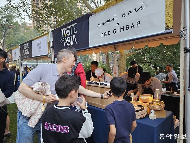 ‘테이스트 오브 아시아’ 행사에서 현지인 가족들이 이지한 셰프의 ‘TBD 김밥’ 부스에서 김밥을 기다리고 있다. 
뉴욕=곽도영 특파원 now@donga.com