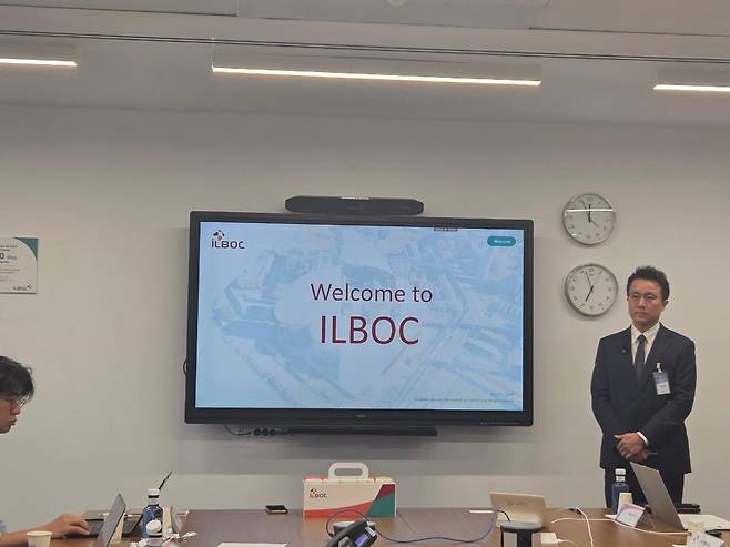 문필규 SK엔무브 유럽 법인장이 14일 스페인 카르타헤나에 위치한 일복(iLBOC) 공장에서 한국 언론을 상대로 브리핑하고 있다. 카르타헤나=정승임 특파원