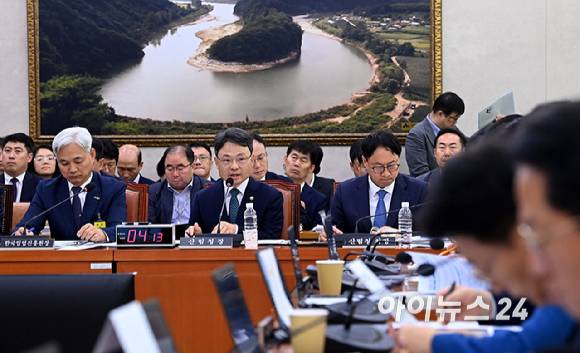 박은식 산림청장이 20일 서울 여의도 국회에서 열린 농림축산식품해양수산위원회 국정감사에서 질의에 답변하고 있다. [사진=곽영래 기자]