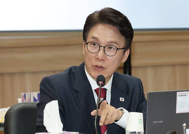 김민석 더불어민주당 의원이 지난 19일 충남 계룡대에서 열린 국회 국방위원회의 육군본부에 대한 국정감사에서 질의하고 있다. 뉴스1