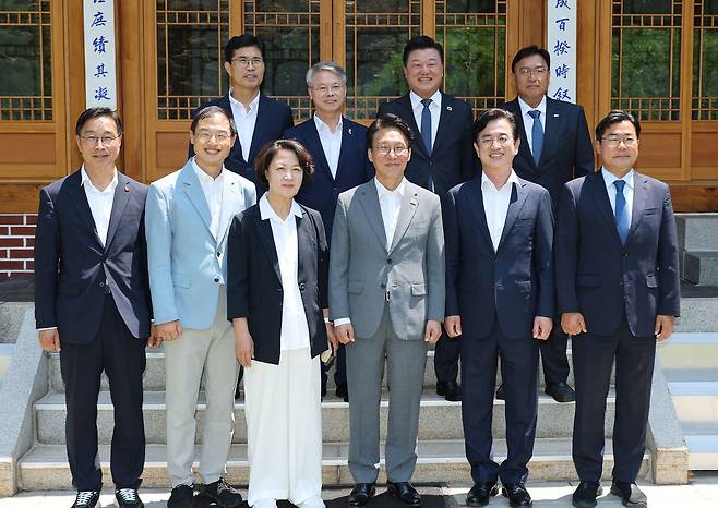 김민석 국무총리가 지난 6월 15일 서울 삼청동 총리공관에서 열린 국토대전환 관련 광역단체장 당선자 간담회에서 추미애 경기도지사 당선인 등 참석자들과 기념촬영을 하고 있다.  앞줄 왼쪽부터 위성곤 제주도지사 당선인, 김상욱 울산광역시장 당선인, 추미애 경기도지사 당선인, 김민석 국무총리, 허태정 대전시장 당선인, 박찬대 인천시장 당선인. 뒷줄 왼쪽부터 이원택 전북도지사 당선인, 민형배 전남광주통합특별시장 당선인, 신용한 충북도지사 당선인, 조상호 세종시장 당선인. 연합뉴스
