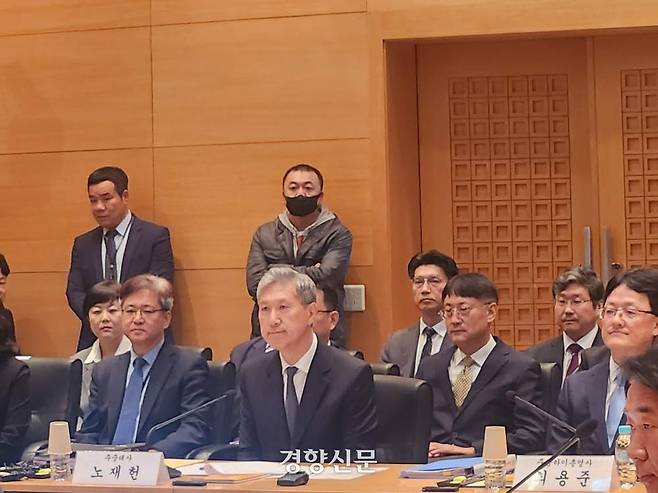 노재헌 주중대사는 20일 중국 베이징 주중대사관에서 열린 국회 외교통일위원회 국정감사에서 의원들의 질문에 답하고 있다.