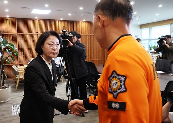 소방관과 악수하는 추미애 추미애 경기도지사가 20일 경기 수원시 경기도청에서 전국공무원노동조합 소방본부 소방관과 악수를 하고 있다. 연합뉴스