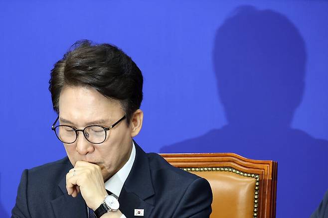 김민석 더불어민주당 대표가 19일 국회에서 열린 최고위원회의에서 생각에 잠겨 있다. 연합뉴스