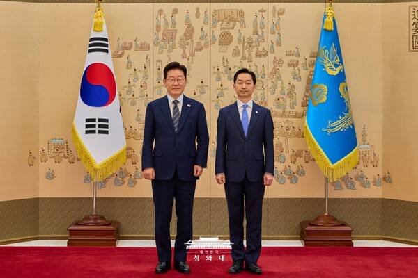 ▲이재명 대통령이 2026년 10월19일 김지용 중수청장에게 임명장을 수여한 뒤 기념촬영을 하고 있다. 사진=청와대
