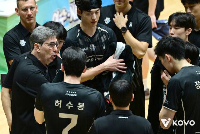 현대캐피탈 필립 블랑 감독이 20일 여수 진남체육관에서 열린 2026 여수·NH농협컵 프로배구대회 조별리그 A조 삼성화재전 도중 작전타임을 갖고 있다./한국배구연맹 제공