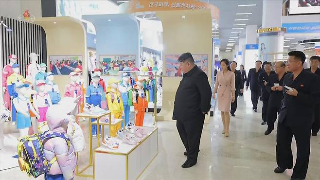 [서울=뉴시스] 북한 조선중앙TV는 김정은 국무위원장이 지난 19일 경공업 부문 의류·신발 전시회장인 '전국피복, 신발전시회－2026'을 찾았다고 20일 보도했다. 이 자리에는 딸 김주애와 부인 리설주 여사가 함께했다. (사진=조선중앙TV 캡처) 2026.10.20. photo@newsis.com *재판매 및 DB 금지