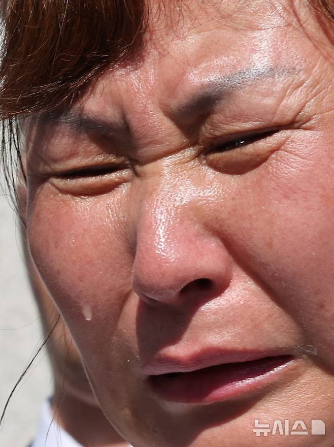 [서울=뉴시스] 박주성 기자 =  2024년 6월 리튬 1차전지 제조 공장에서 발생한 폭발·화재 사고로 23명의 사망자를 낸 '아리셀 참사'의 책임자로 지목된 박순관 아리셀 대표이사가 2심에서 감형된 징역 4년을 확정받은 20일 서울 대법원에서 유가족이 기자회견 도중 눈물을 흘리고 있다. 2026.10.20.park7691@newsis.com