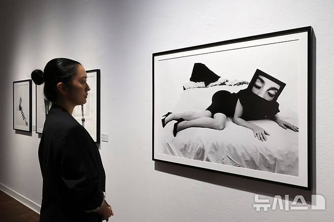 [서울=뉴시스] 박진희 기자 = 서울시립미술관은 미국의 미디어 아티스트이자 영화감독인 린 허쉬만 리슨(Lynn Hershman Leeson)의 아시아 최초 미술관 개인전 '린 허쉬만 리슨: 나의 [나]들' 언론공개회를 20일 서울 중구 서울미술관 서소문 본관 갖고 작가의 1960년대 초기 작업부터 최근작까지 60여 년에 걸친 작가의 예술세계를 선보이고 있다. 2026.10.20. pak7130@newsis.com