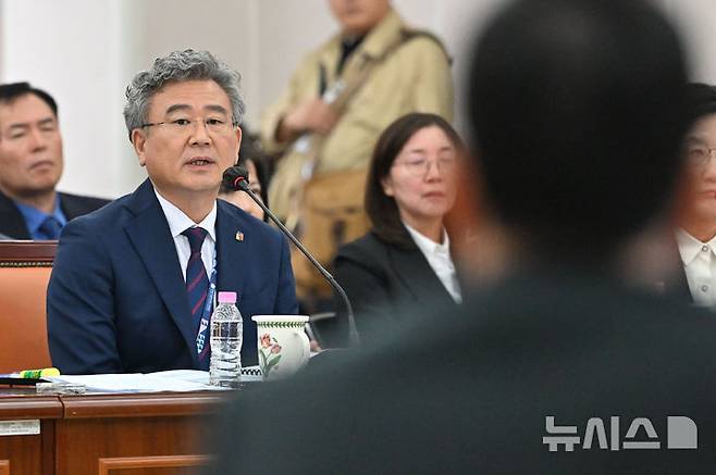 [전남광주=뉴시스] 이영주 기자 = 천호성 전북도교육감이 20일 오전 전남광주 무안군 전남광주교육청 무안청사에서 열린 2026년도 국회 교육위원회 국정감사에 참여해 발언하고 있다. 2026.10.20. leeyj2578@newsis.com