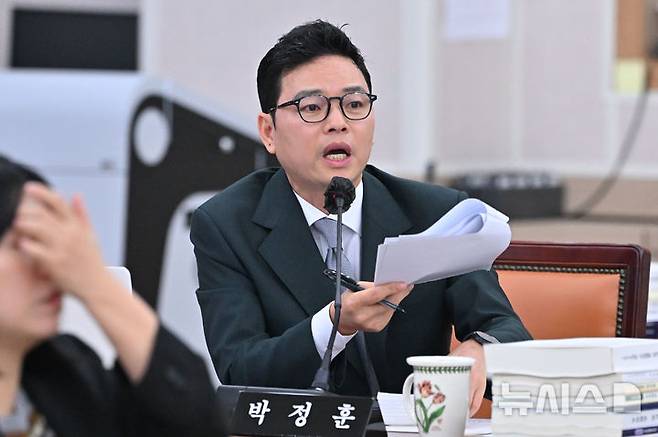 [전남광주=뉴시스] 이영주 기자 = 국회 교육위원회 박정훈 국민의힘 의원이 20일 오전 전남광주 무안군 전남광주교육청 무안청사에서 열린 2026년도 국회 교육위원회 국정감사에 참여해 천호성 전북도교육감에게 질의하고 있다. 2026.10.20. leeyj2578@newsis.com