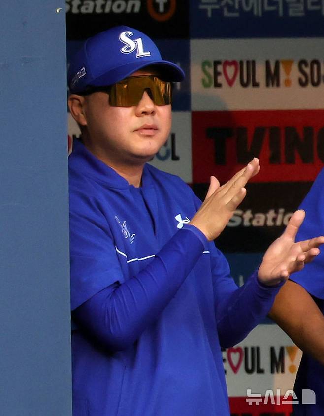 [서울=뉴시스] 홍효식 기자 = 24일 서울 송파구 잠실야구장에서 열린 2026 KBO 리그 삼성 라이온즈와 두산 베어스의 경기, 삼성 박진만 감독이 3회초 1사 만루 삼성 최형우의 2타점 때 박수치고 있다. 2026.07.24. yesphoto@newsis.com