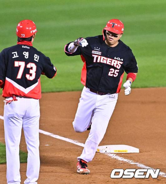 [OSEN=잠실, 박준형 기자] 20일 서울 송파구 잠실야구장에서 2026 신한 SOL KBO 준플레이오프 3차전 LG 트윈스와 KIA 타이거즈의 경기가 열렸다. 홈팀 LG는 카라스코, KIA는 시라카와를 선발투수로 내세웠다.7회초 KIA 선두타자 한준수가 솔로홈런을 날리고 베이스를 돌고 있다       2026.10.20 / soul1014@osen.co.kr