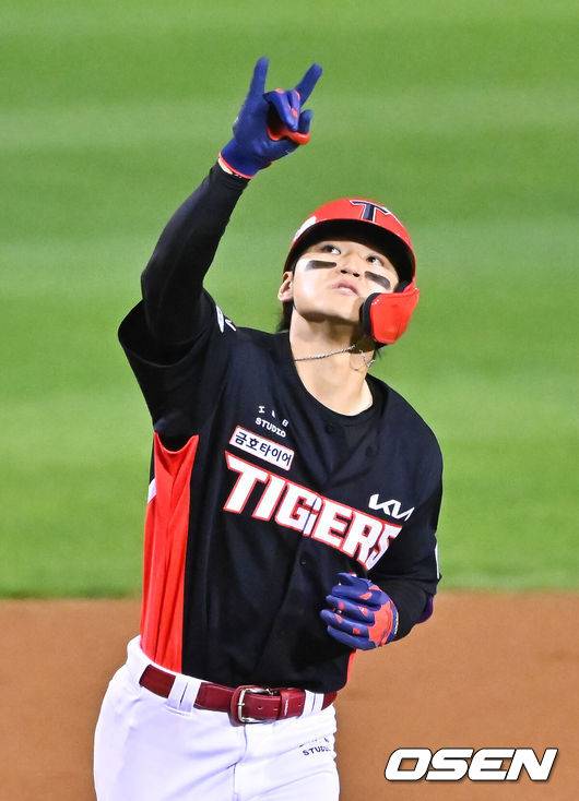 [OSEN=잠실, 박준형 기자] 20일 서울 송파구 잠실야구장에서 2026 신한 SOL KBO 준플레이오프 3차전 LG 트윈스와 KIA 타이거즈의 경기가 열렸다. 홈팀 LG는 카라스코, KIA는 시라카와를 선발투수로 내세웠다.2회말 김도영이 만루 홈런을 날린뒤 세리머니를 하고 있다.     2026.10.20 / soul1014@osen.co.kr