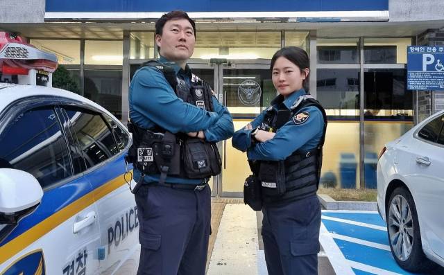 ▲대구중부경찰서 중앙파출소 최성렬 경위와 황보정 순경ⓒ대구경찰청
