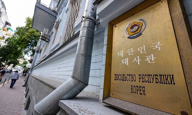 우크라이나 수도 키이우 중심지에 소재한 주우크라이나 한국대사관. 외교부는 북한군 포로 송환 비공개 합의를 깬 데 대한 항의로 주우크라이나 대사 소환에 이어 20일 공관원 일부를 철수시키기로 했다 .연합뉴스