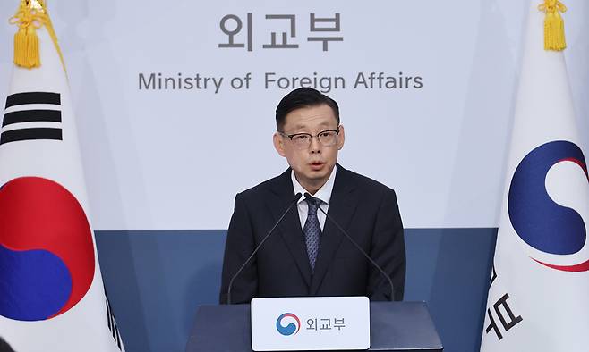 박두순 외교부 대변인이 20일 서울 종로구 정부서울청사 외교부에서 열린 정례브리핑에서 우크라이나 전역에 걸친 공습 위협이 상존해 안전 확보가 어려운 점 등을 고려, 공관원 일부 철수를 결정했다고 밝히고 있다. 연합뉴스