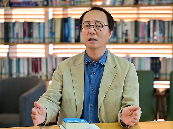 홍영완 한국출판인회의 회장이 최근 서울 마포구 한국출판인회의 회관에서 서울경제신문과 인터뷰를 갖고 AI 기업의 국내 도서 무단 활용에 대한 입장을 밝히고 있다. 권욱 기자