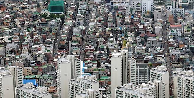 서울 송파구 롯데월드타워 전망대에서 내려다보이는 아파트와 빌라 밀집 지역 모습. [사진 | 뉴시스]