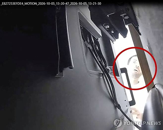 도청장치 점검하는 사우디 국적 오픈AI 직원 감시카메라 영상에 사우디 국적인 압둘라흐만 알포잔(35) 전 오픈AI 엔지니어가 도청 장치가 설치된 회의실 텔레비전 뒤를 살펴보는 모습이 포착됐다. [美법무부 제공. 로이터=연합뉴스 자료사진. 재판매 및 DB 금지]