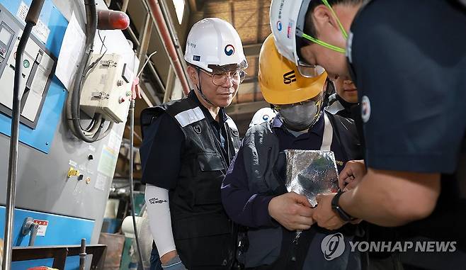 김영훈 장관, 동일·반복 산업재해 발생 제조업장 불시 점검 (서울=연합뉴스) 김영훈 고용노동부 장관이 지난 7월 8일 동일·반복 산업재해가 발생한 인천 미추홀구 산업용 버너 제조업체에 방문해 불시 일제 점검을 하고 있다. 2026.7.8 [고용노동부 제공. 재판매 및 DB 금지] photo@yna.co.kr