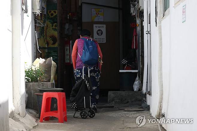쪽방촌 상황은? (서울=연합뉴스) 김성민 기자 = 24일 서울 용산구 동자동 쪽방촌에서 한 주민이 이동하고 있다. 2026.4.24 ksm7976@yna.co.kr