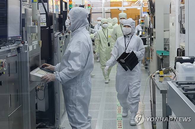 대전 나노종합기술원 반도체 팹의 연구원들 [연합뉴스 자료사진. 재판매 및 DB 금지]
