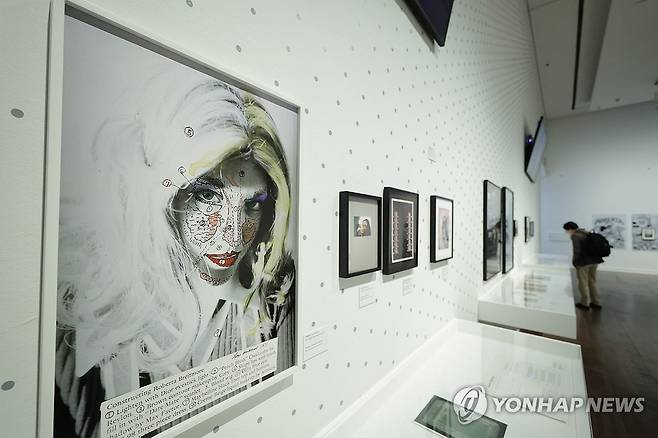 가상 인물을 통해 짚어보는 사회의 경계 (서울=연합뉴스) 류영석 기자 = 20일 서울 중구 서울시립미술관에서 열린 '린 허쉬만 리슨:나의 [나]들' 아시아 첫 미술관 개인전 프레스투어에 작품이 전시되어 있다.
    전시는 오는 21일부터 2027년 2월 21일까지 개최한다. 2026.10.20 ondol@yna.co.kr