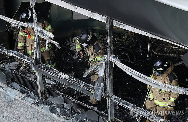 역삼동 빌딩 화재 현장 (서울=연합뉴스) 김성민 기자 = 20일 서울 강남구 역삼동 한 건물에서 화재가 발생해 소방대원들이 잔불을 정리하는 등 진화작업을 펼치고 있다. 2026.10.20 ksm7976@yna.co.kr