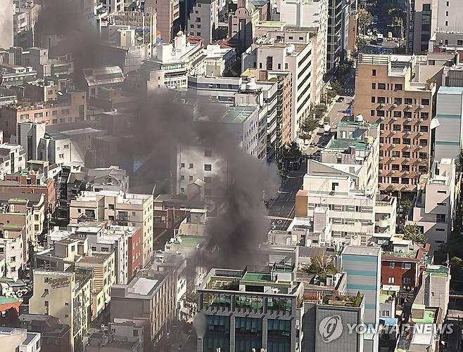 서울 역삼동 빌딩서 화재 (서울=연합뉴스) 20일 서울 강남구 역삼동 건물에서 화재가 발생해 연기가 나고 있다. 2026.10.20 [독자 제공. 재판매 및 DB금지] photo@yna.co.kr