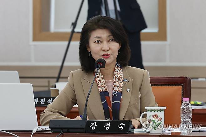 국감서 질의하는 강경숙 의원 (전남광주=연합뉴스) 민현기 기자 = 조국혁신당 강경숙 의원이 20일 오전 전남광주 무안군 삼향읍 전남광주통합교육청 전남청사에서 열린 국회 교육위원회의 전남광주통합특별시 교육청, 전북도 교육청, 제주도 교육청, 충남도 교육청, 충북도 교육청, 대전시 교육청, 세종시 교육청에 대한 국정감사에서 질의하고 있다. 2026.10.20 mhk0226@yna.co.kr