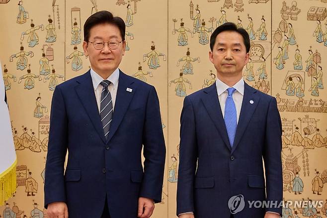 이재명 대통령, 중수청장 임명장 수여 (서울=연합뉴스) 이재명 대통령이 19일 청와대에서 김지용 중대범죄수사청장에게 임명장을 수여한 후 기념촬영을 하고 있다. 2026.10.19 [청와대 제공. 재판매 및 DB 금지] photo@yna.co.kr